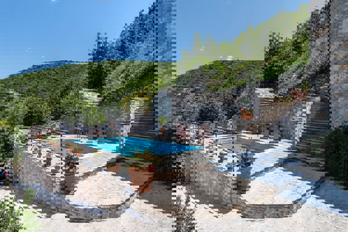 Autentica villa in pietra con vista mare