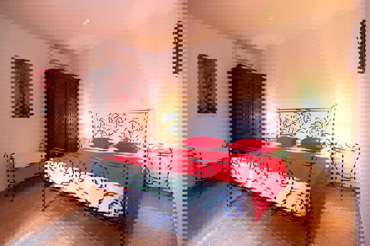 Autentica villa in pietra con vista mare