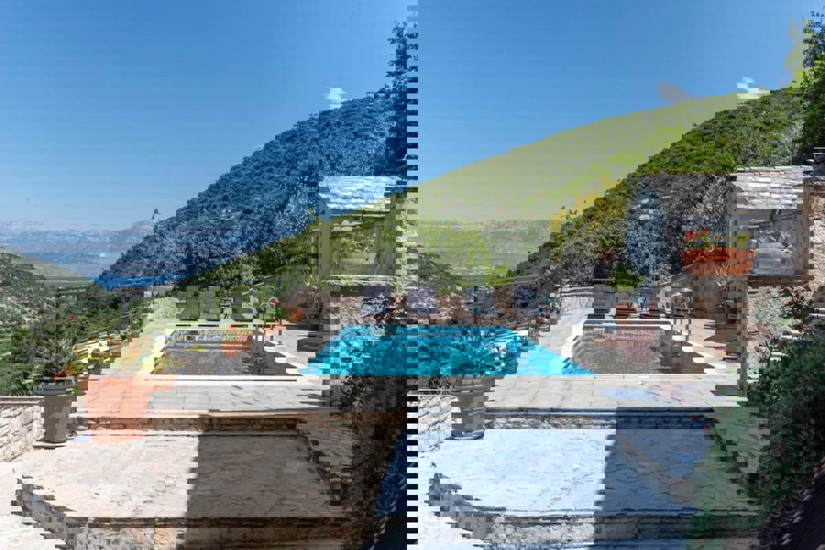 Autentica villa in pietra con vista mare