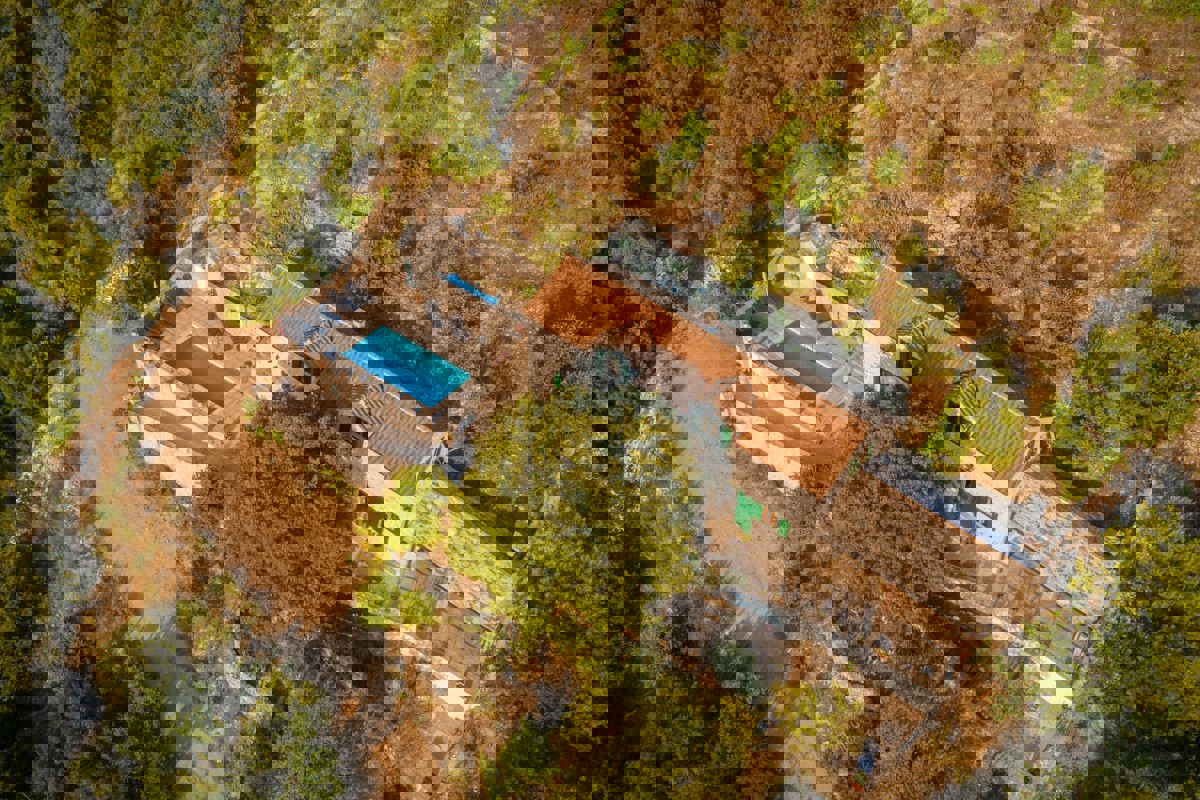 Autentica villa in pietra con vista mare