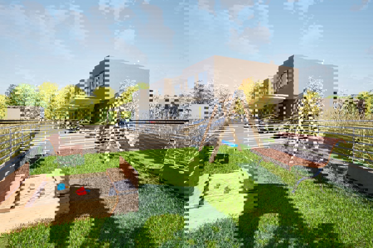 Moderna casa familiare con giardino