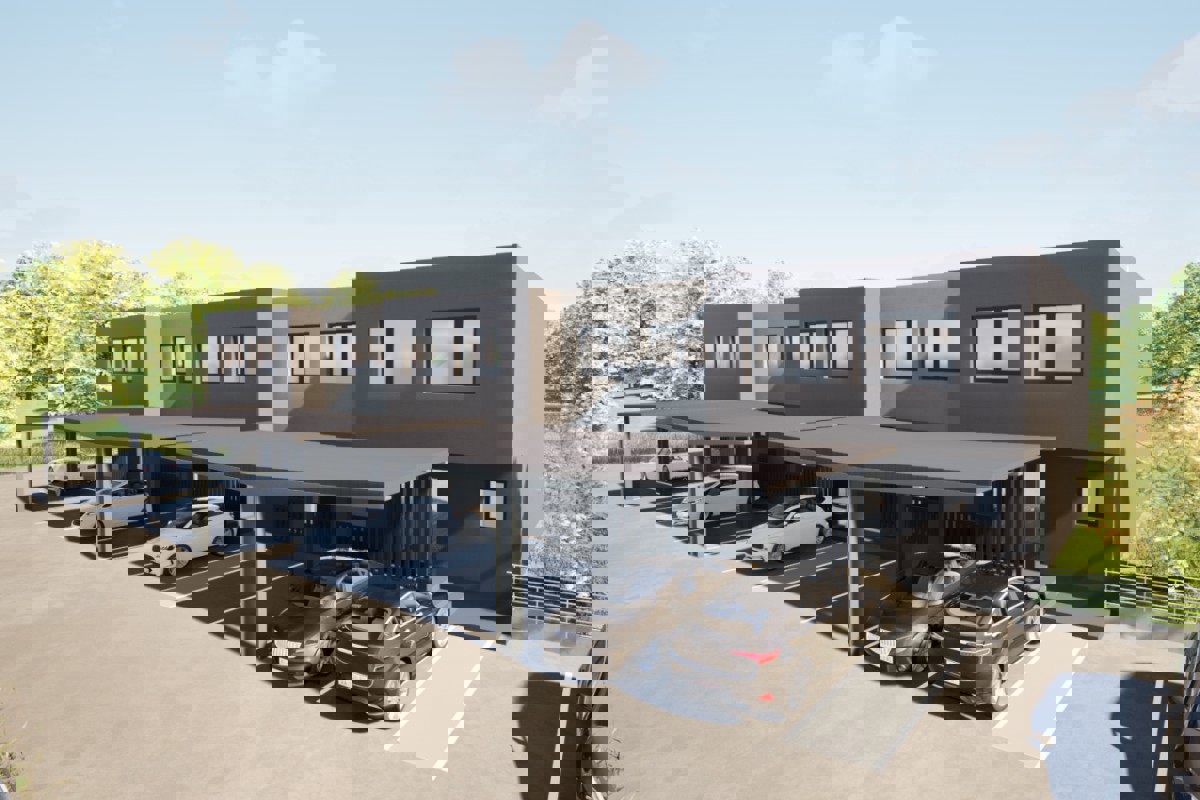 Moderna casa familiare con giardino