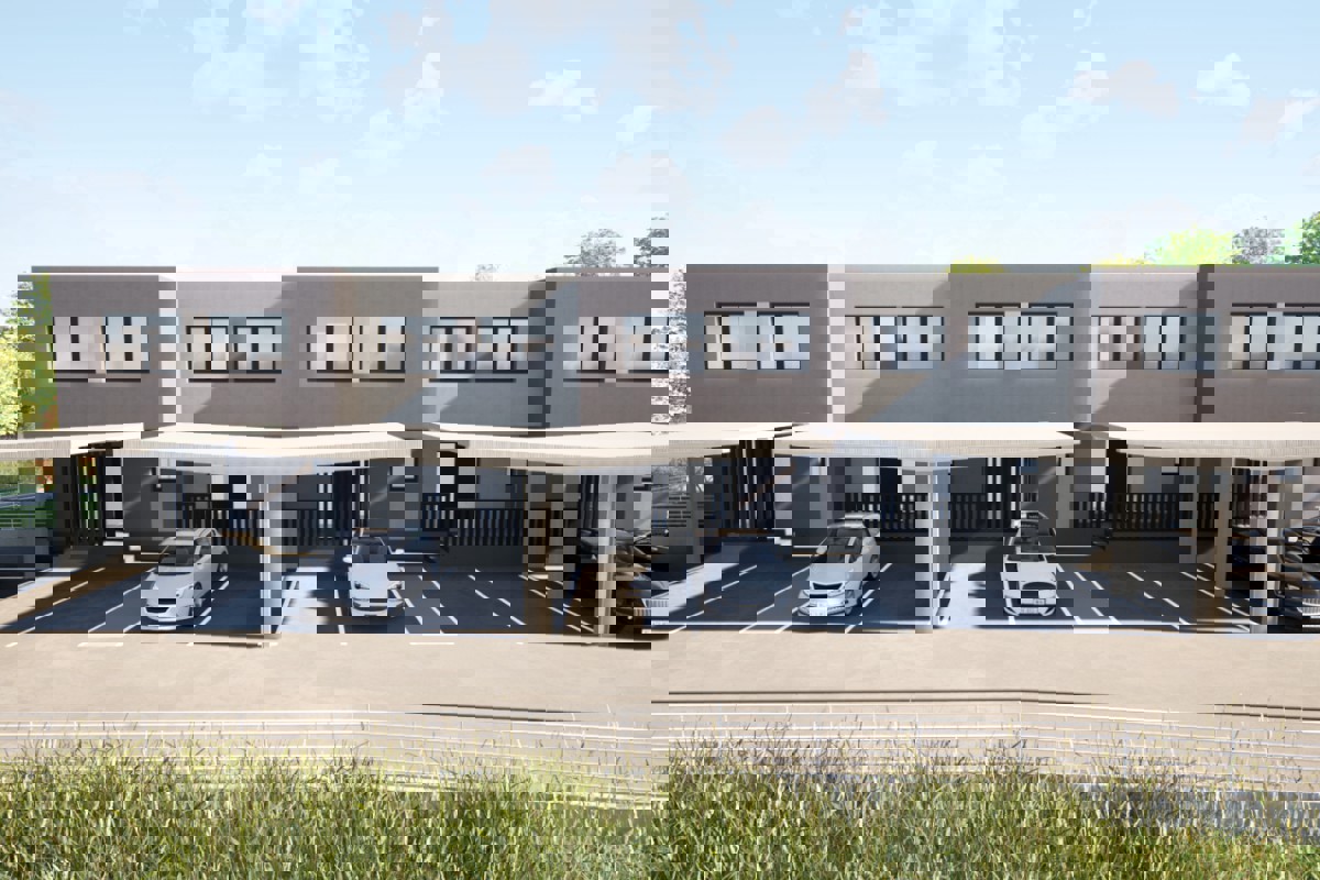 Moderna casa familiare con giardino