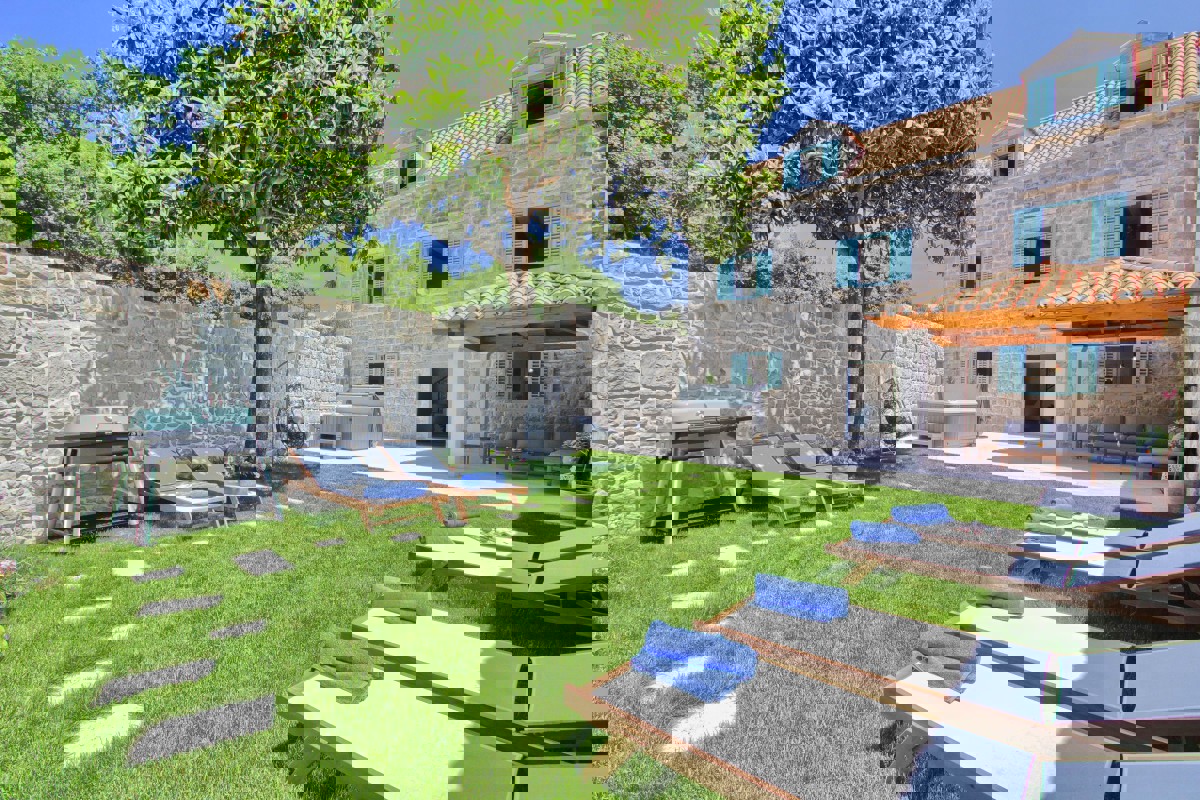 Lussuosa villa in pietra nel cuore del centro storico