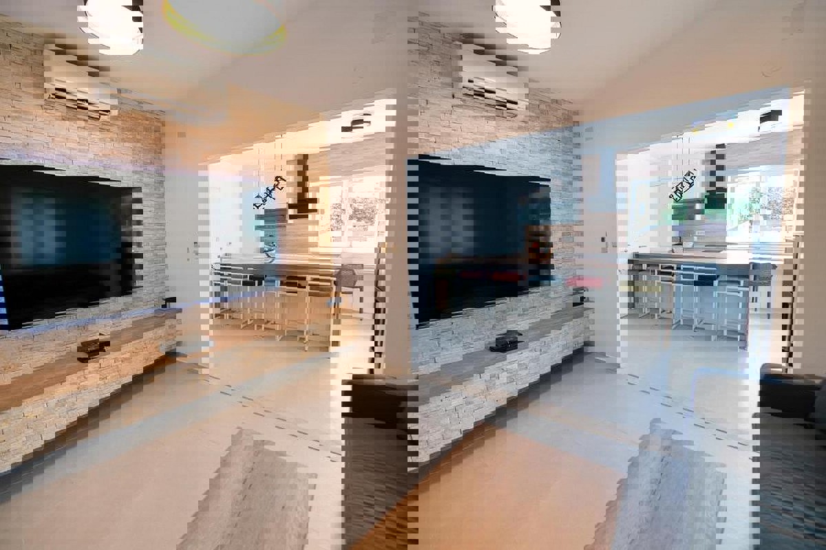 Casa moderna con piscina vicino al mare