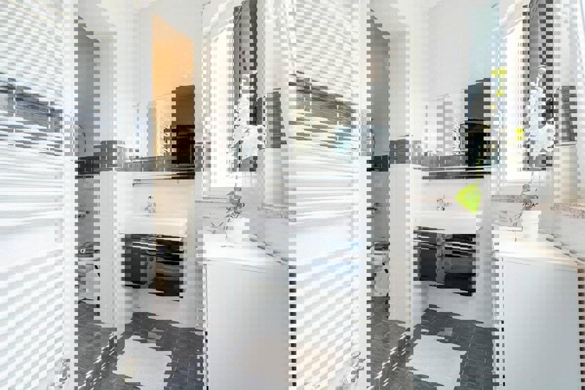 Casa moderna con piscina vicino al mare