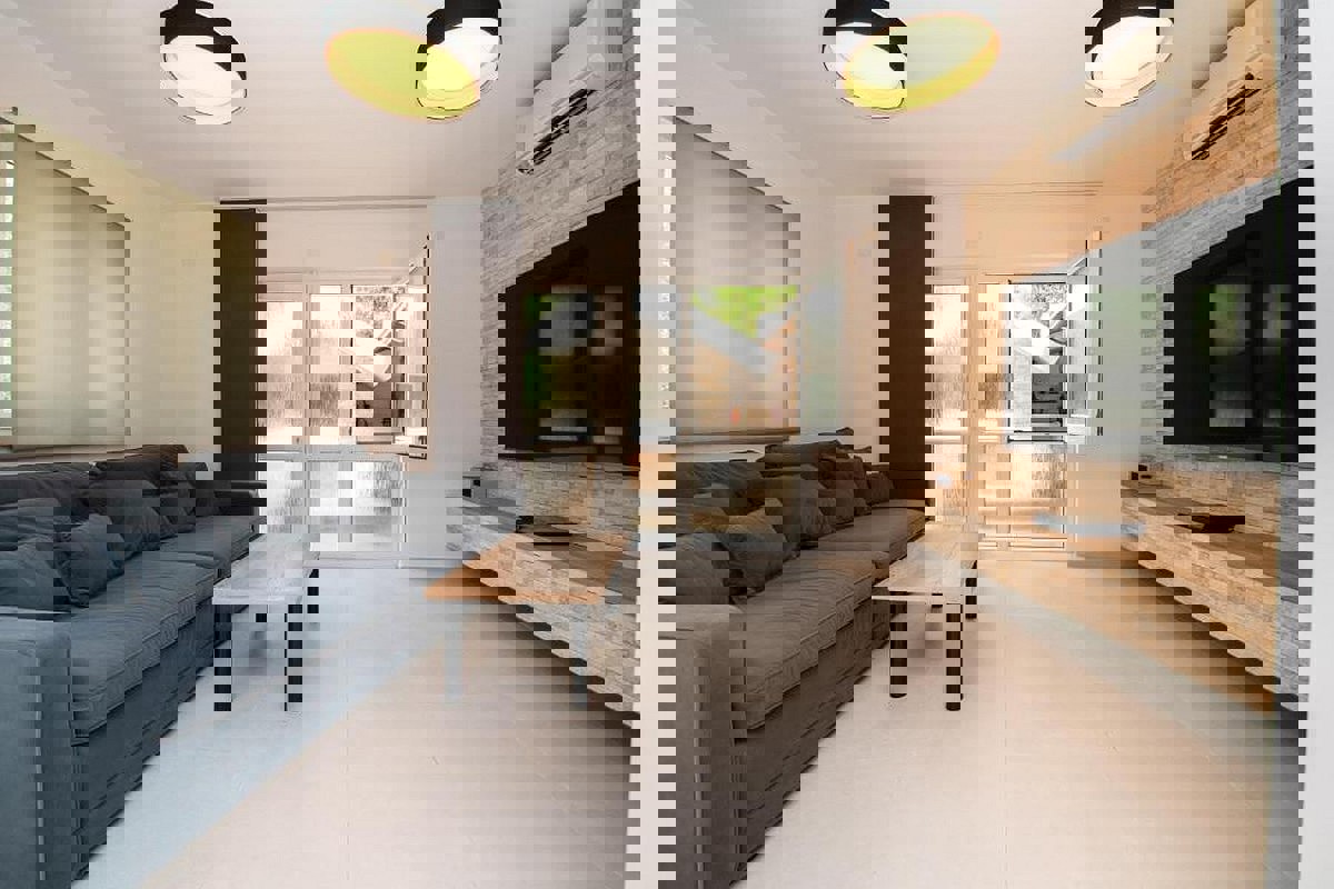 Casa moderna con piscina vicino al mare