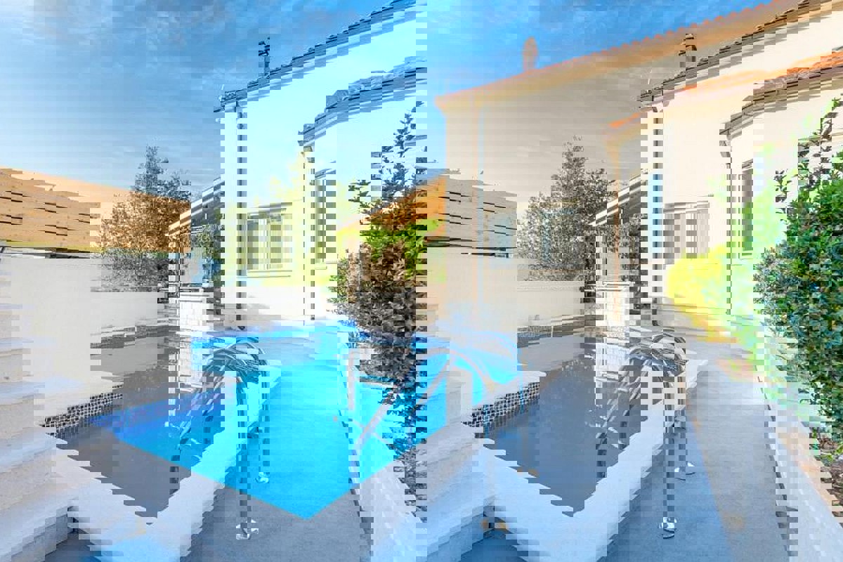 Casa moderna con piscina vicino al mare