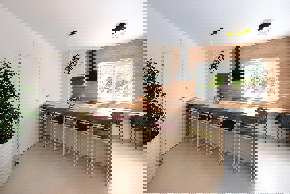 Casa moderna con piscina vicino al mare