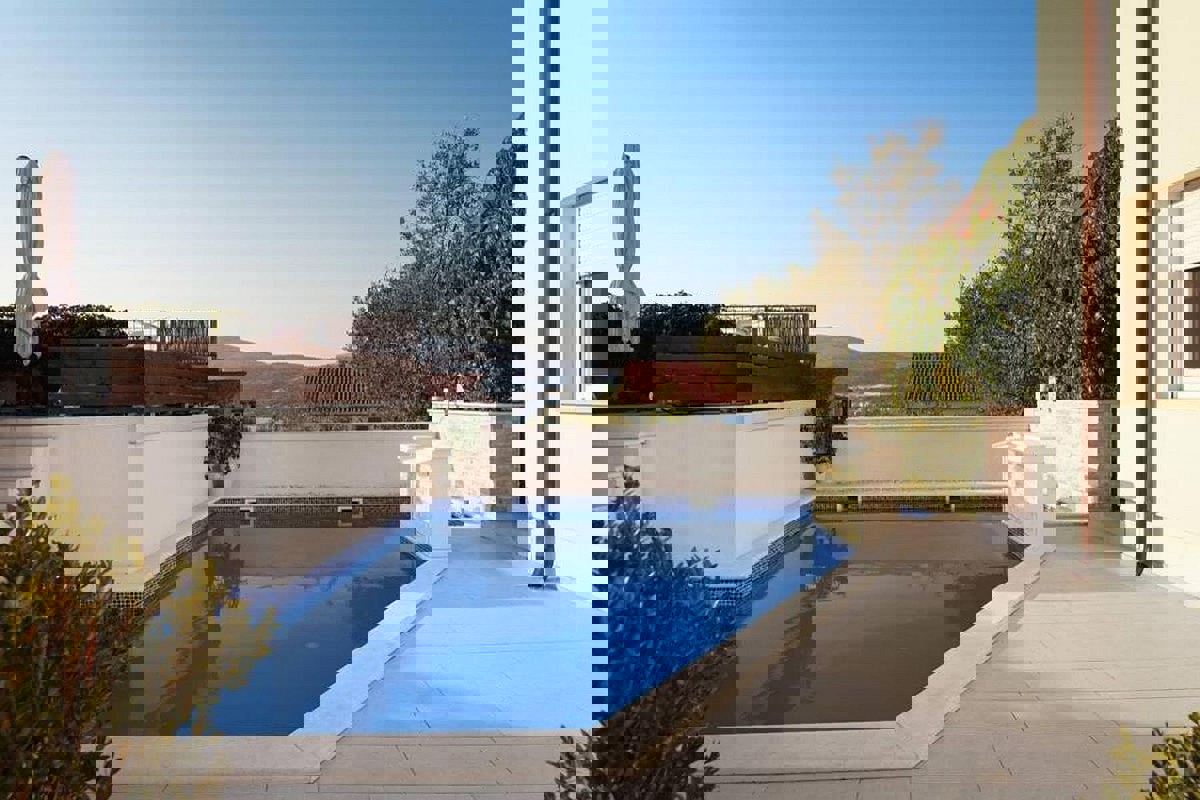 Casa moderna con piscina vicino al mare