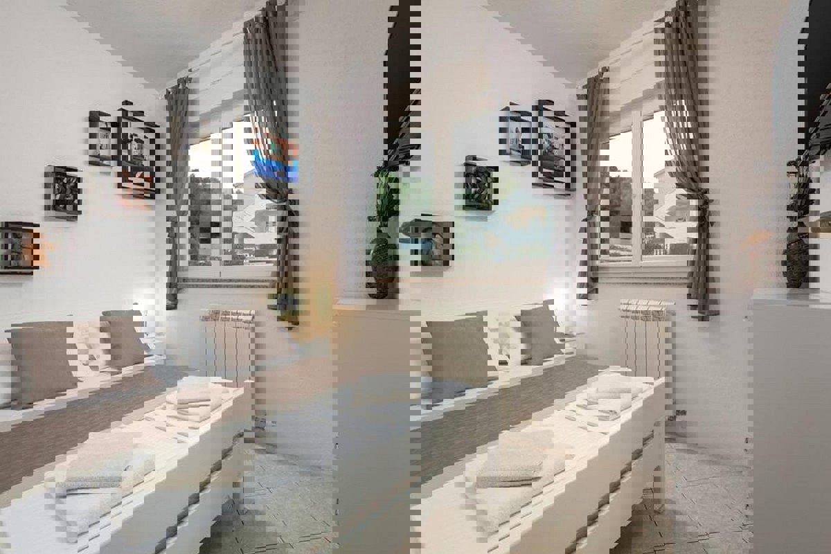 Casa moderna con piscina vicino al mare