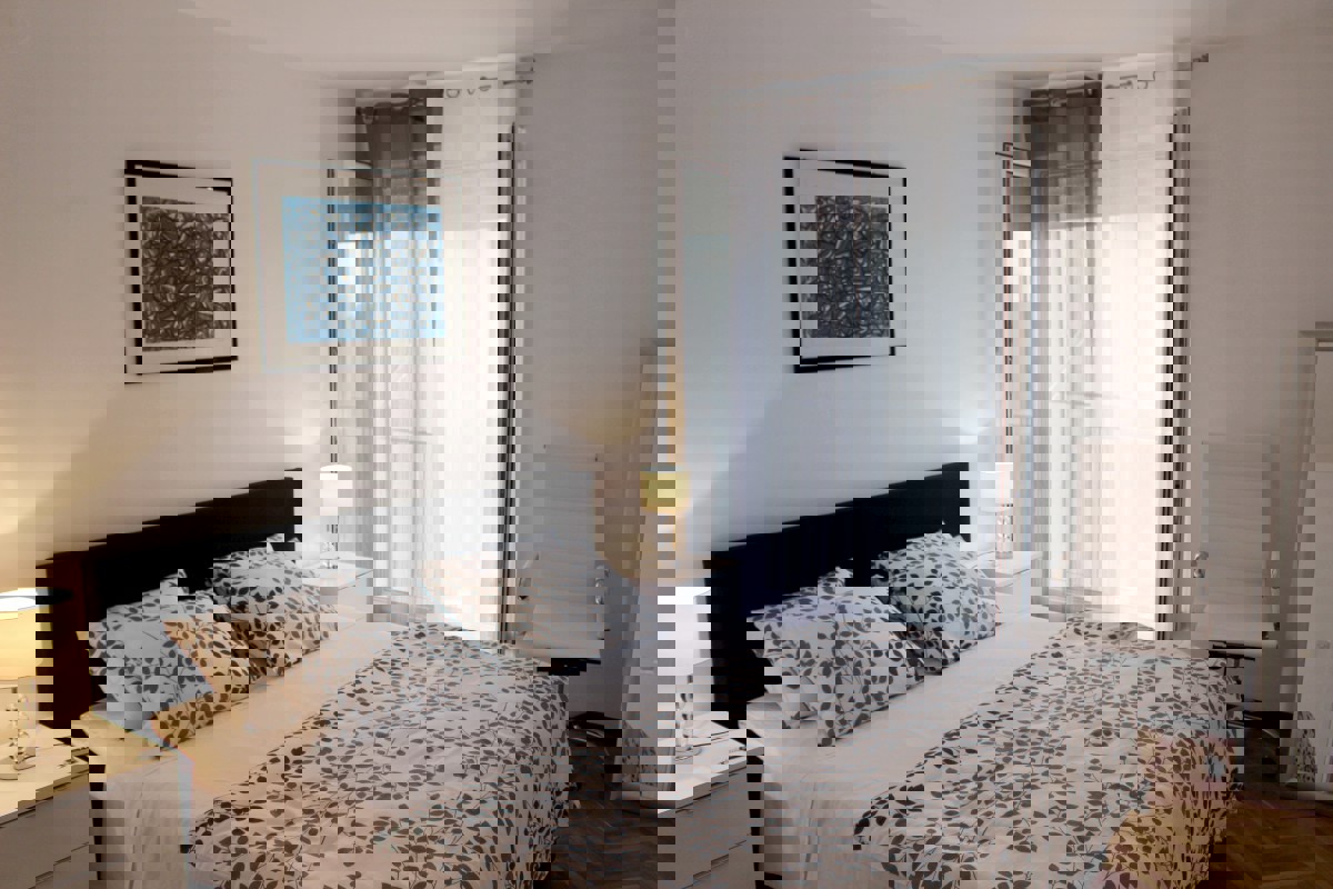 Luminoso appartamento con una camera da letto e vista mare