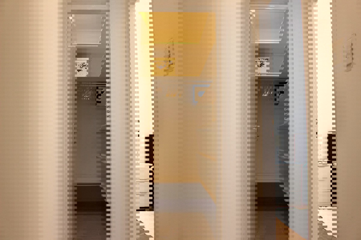 Luminoso appartamento con una camera da letto e vista mare