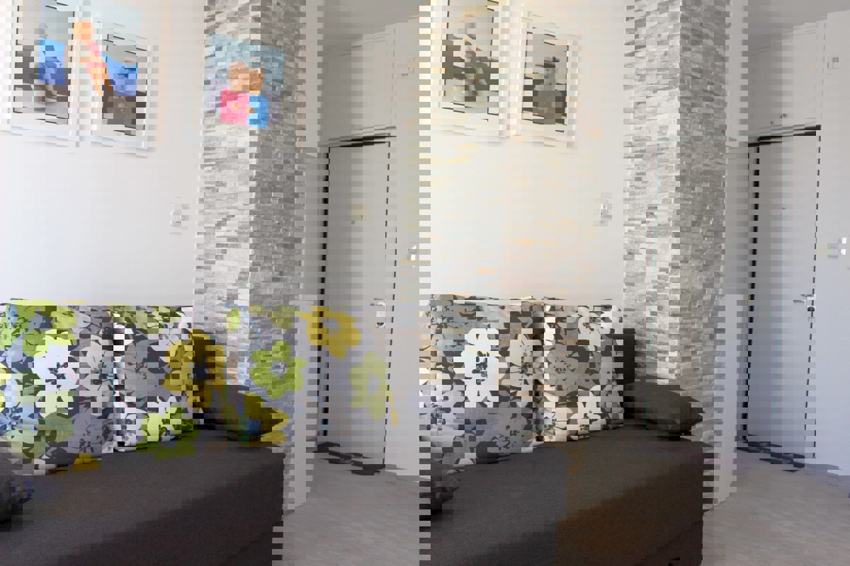 Luminoso appartamento con una camera da letto e vista mare