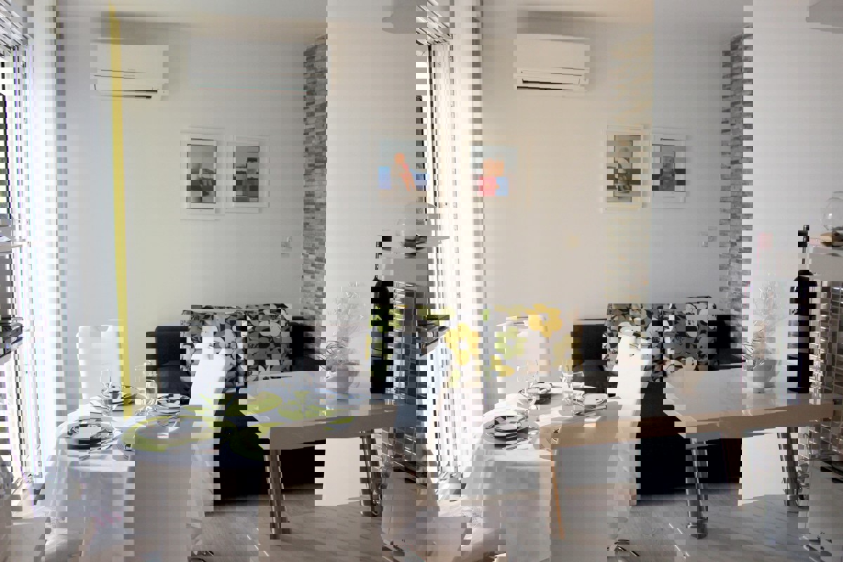 Luminoso appartamento con una camera da letto e vista mare