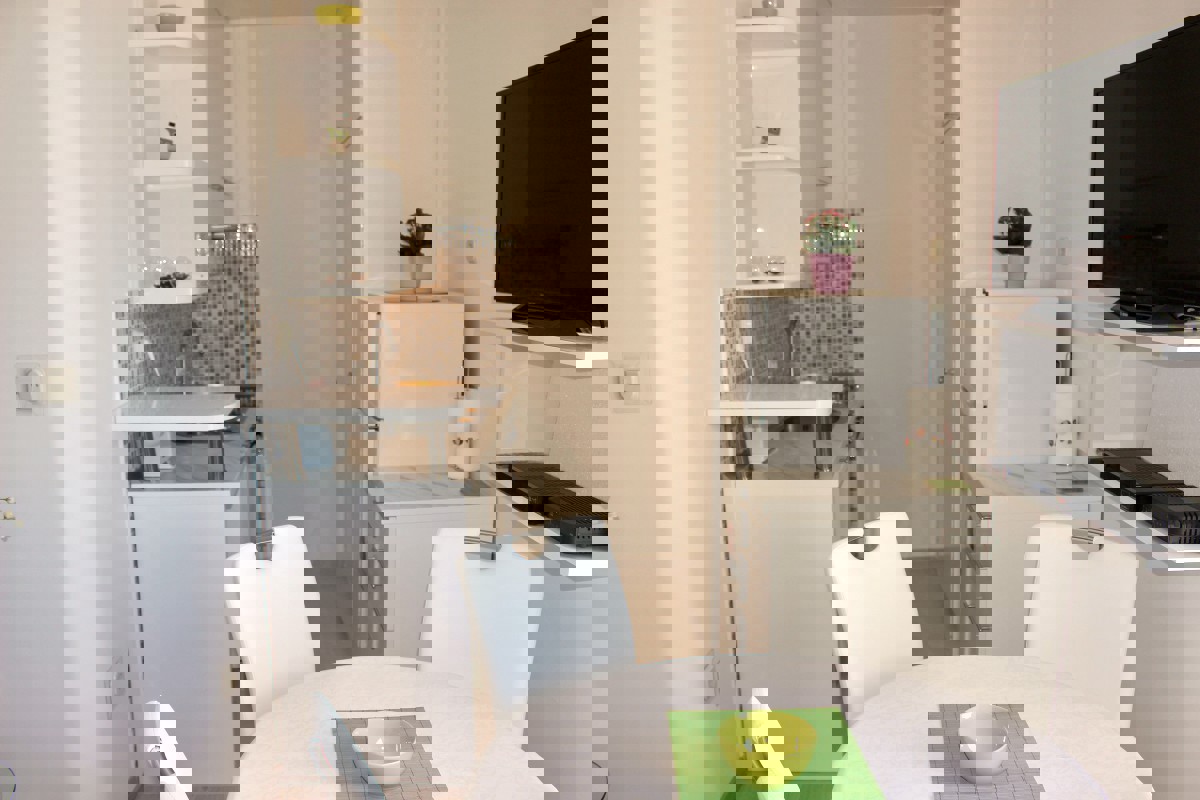 Luminoso appartamento con una camera da letto e vista mare