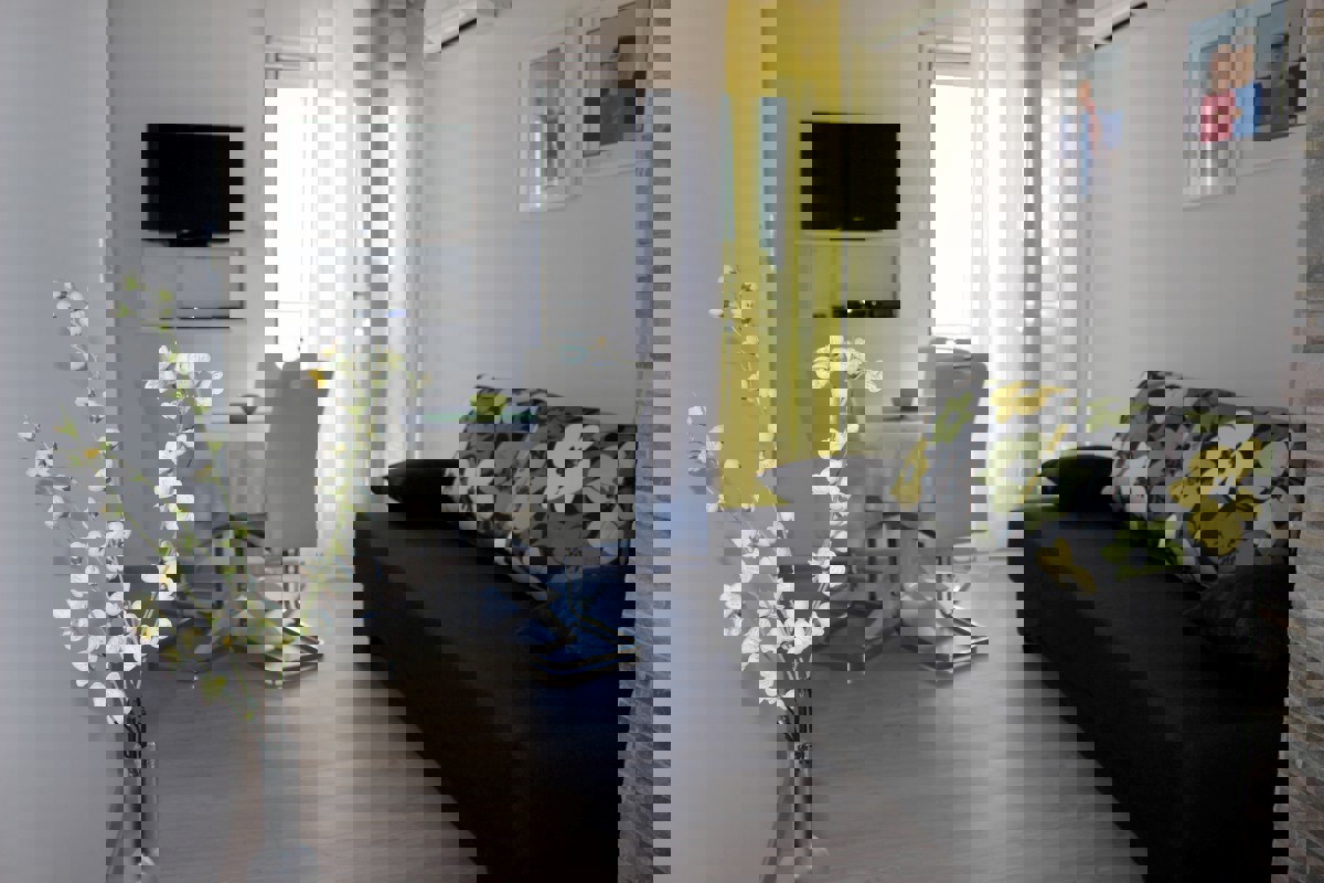 Luminoso appartamento con una camera da letto e vista mare