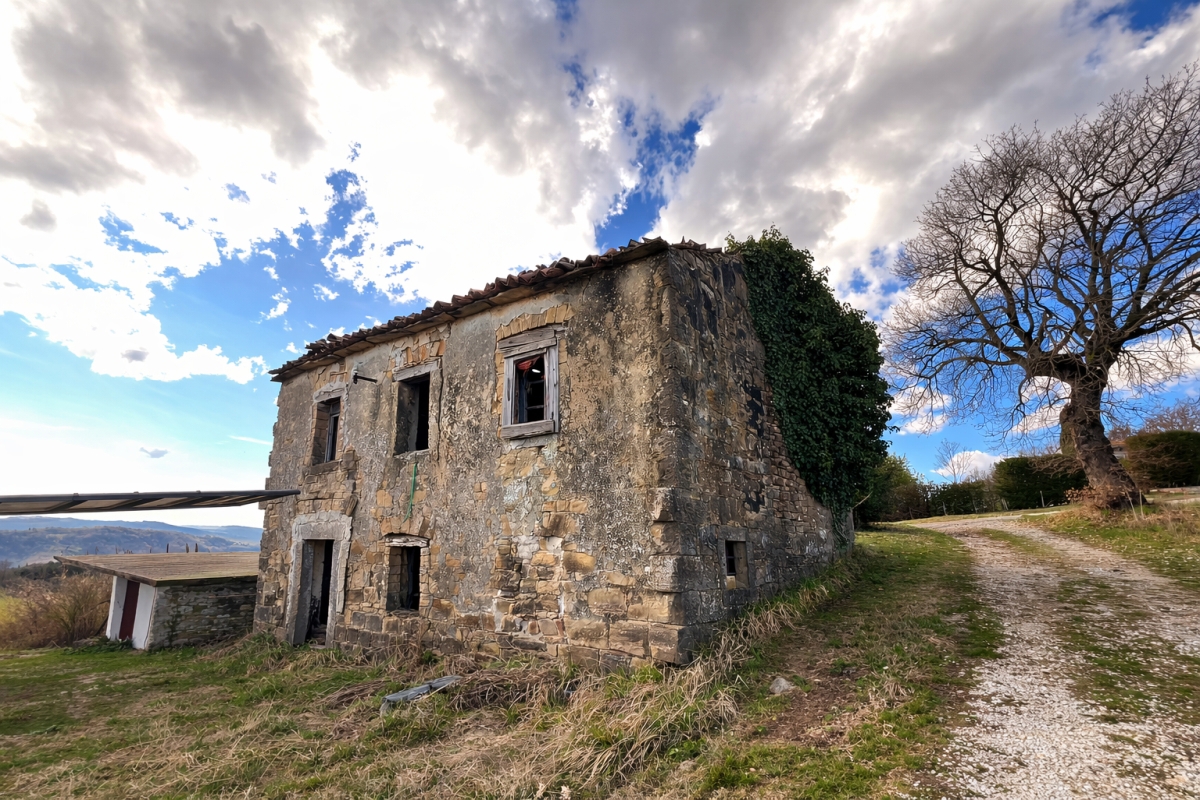 Tenuta unica di 17 ettari con vista panoramica su Motovun e sul lago di Butoniga