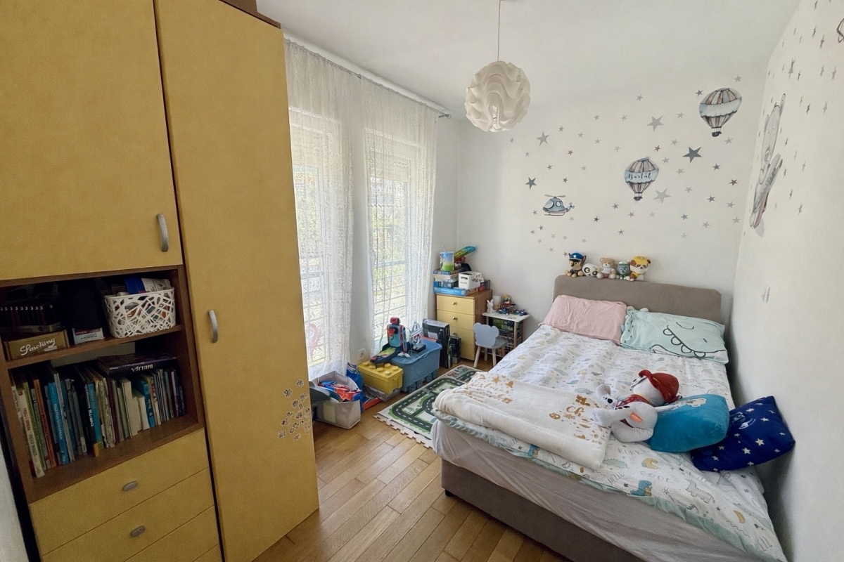 Appartamento funzionale e luminoso con due camere da letto e due posti auto