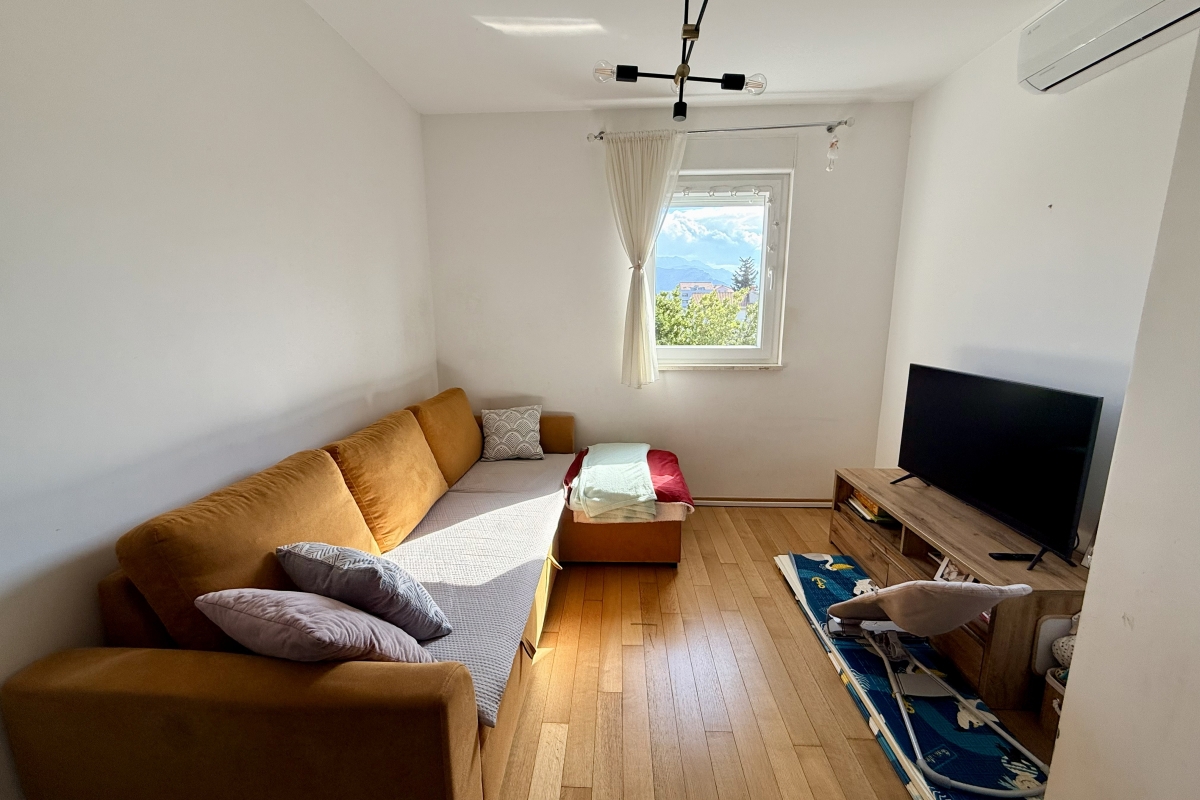 Appartamento funzionale e luminoso con due camere da letto e due posti auto