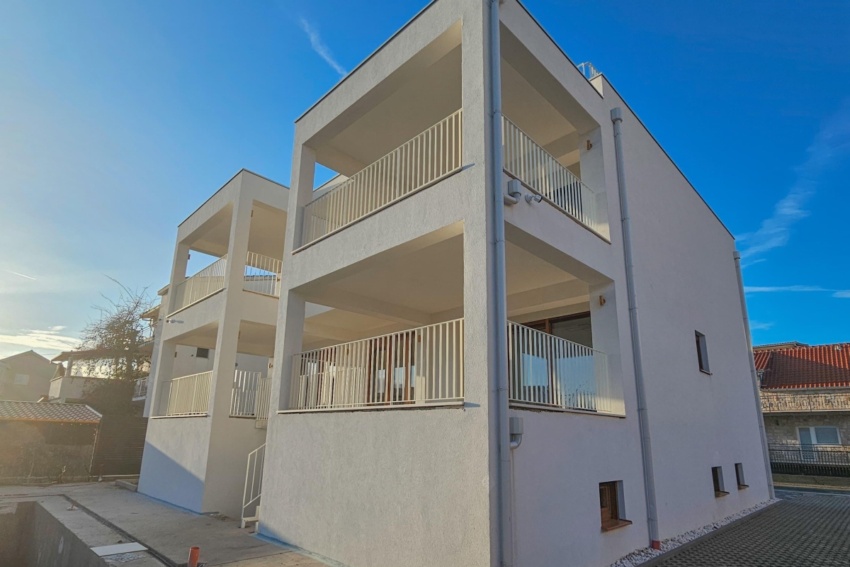 Casa indipendente su tre piani con piscina