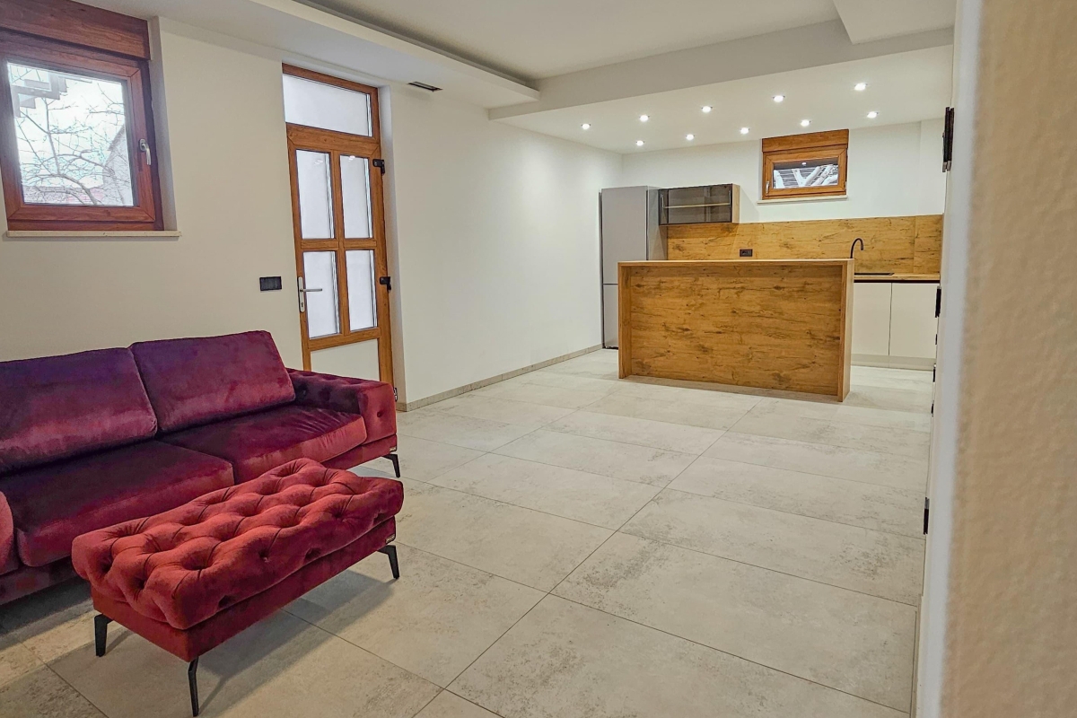 Casa indipendente su tre piani con piscina