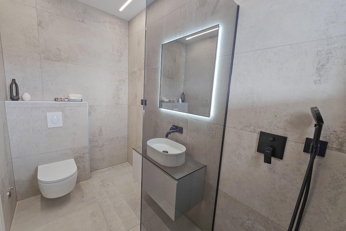 Casa indipendente su tre piani con piscina