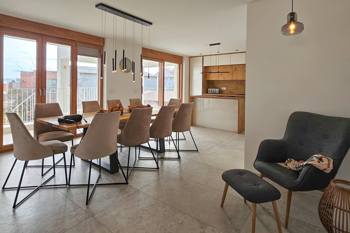 Casa indipendente su tre piani con piscina