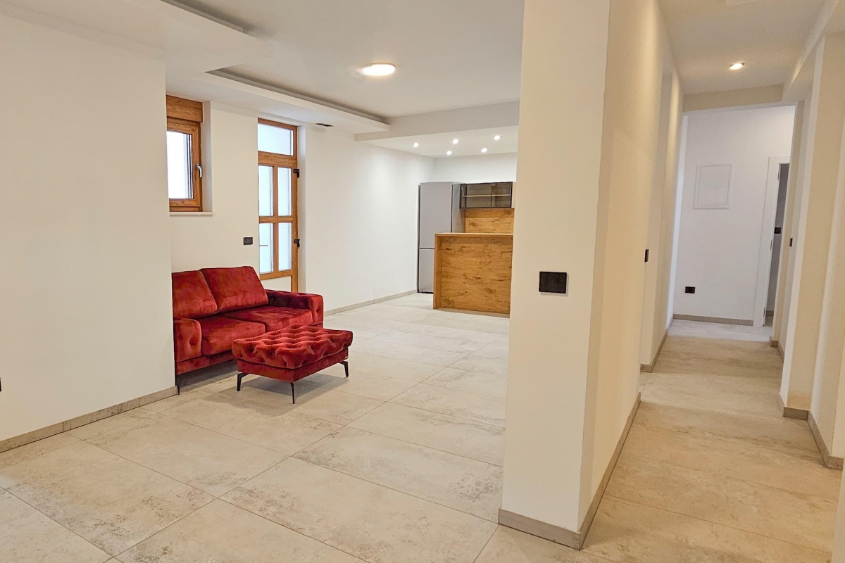 Casa indipendente su tre piani con piscina