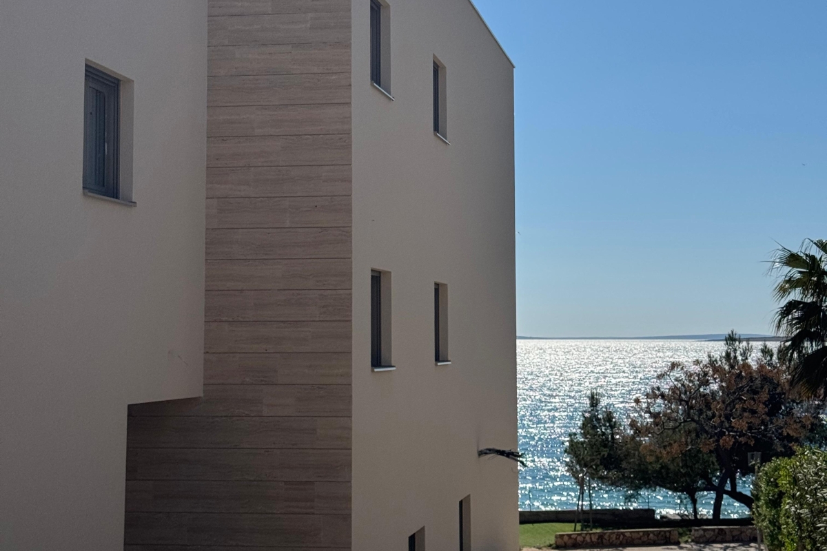 Moderno appartamento trilocale in prima fila sul mare