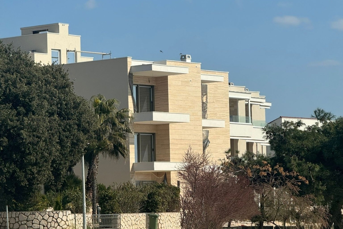 Moderno appartamento trilocale in prima fila sul mare