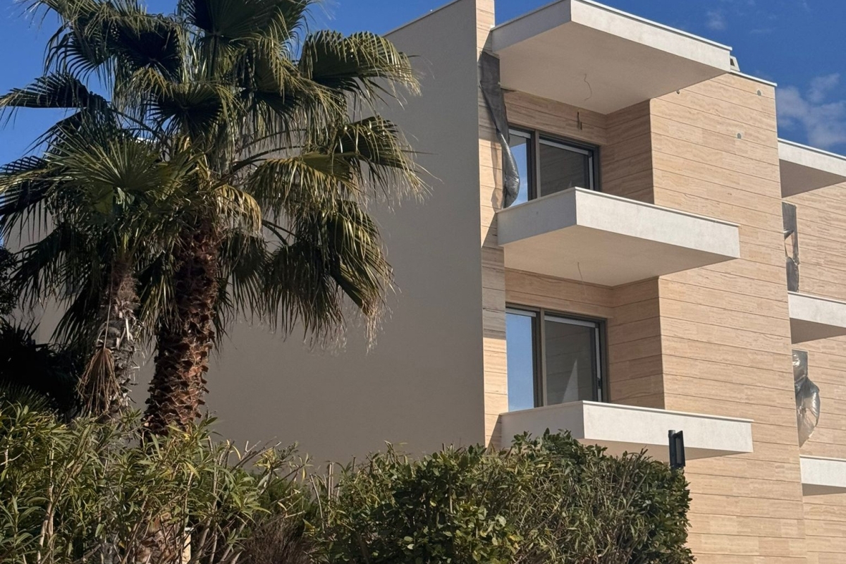 Moderno appartamento trilocale in prima fila sul mare