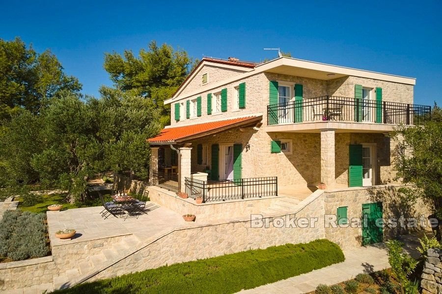 Villa in pietra con piscina e vista mare