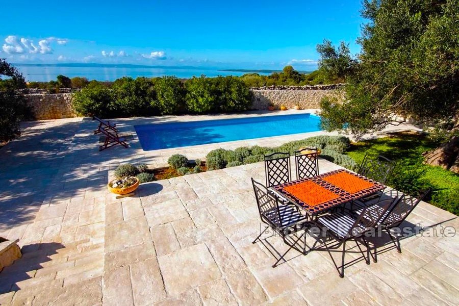 Villa in pietra con piscina e vista mare