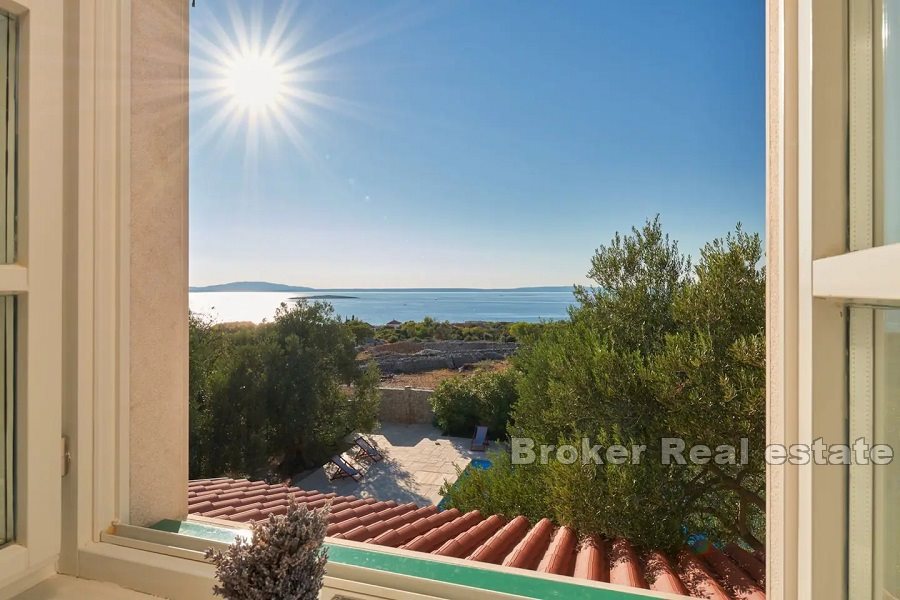 Villa in pietra con piscina e vista mare