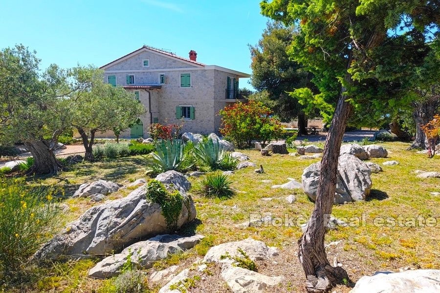 Villa in pietra con piscina e vista mare