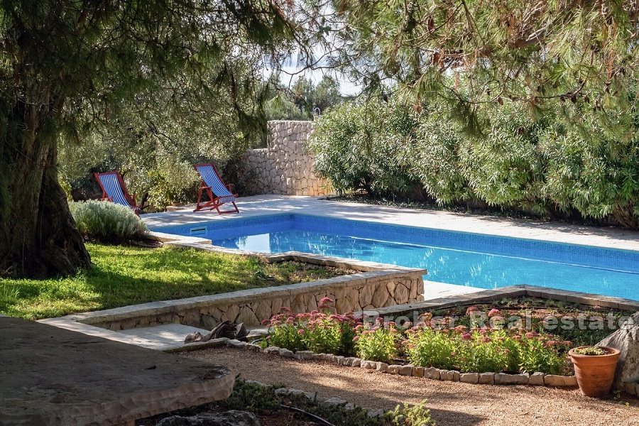 Villa in pietra con piscina e vista mare