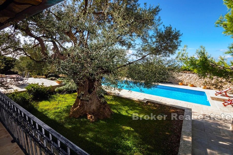 Villa in pietra con piscina e vista mare