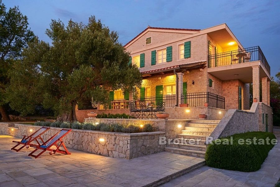 Villa in pietra con piscina e vista mare