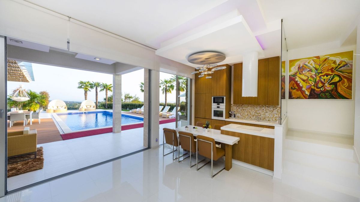 Villa di lusso con piscina e vista mare