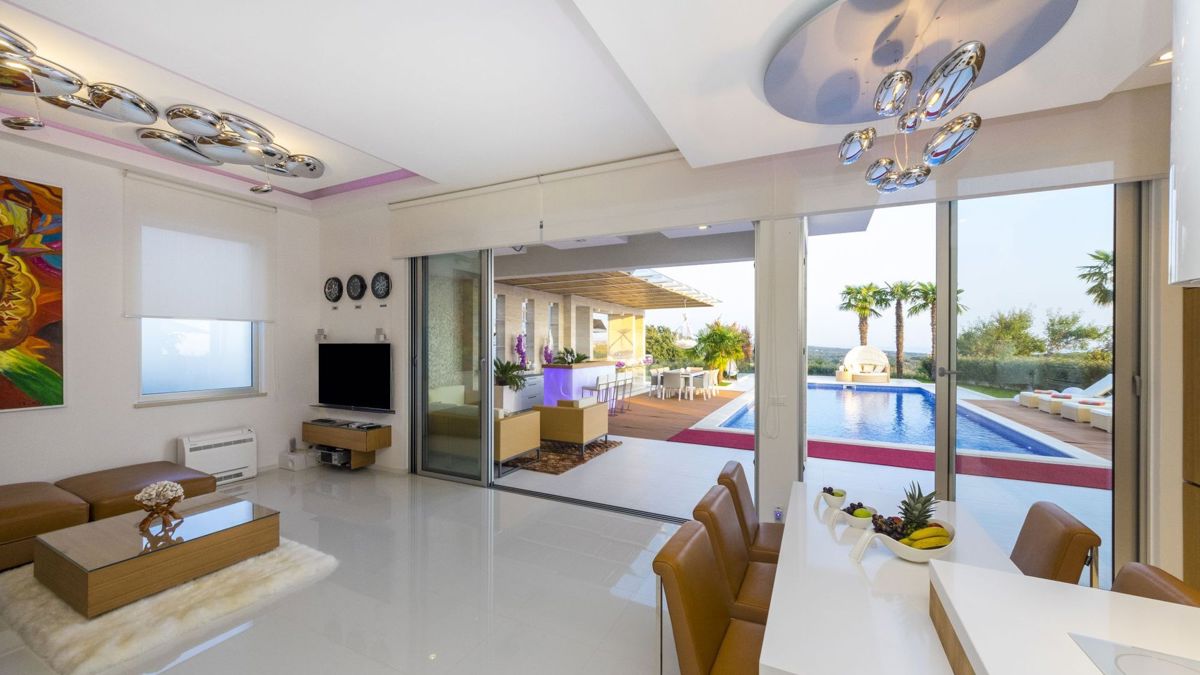 Villa di lusso con piscina e vista mare