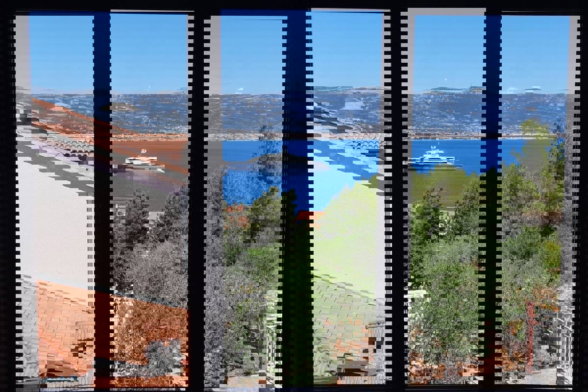 Villa moderna con piscina e vista mare