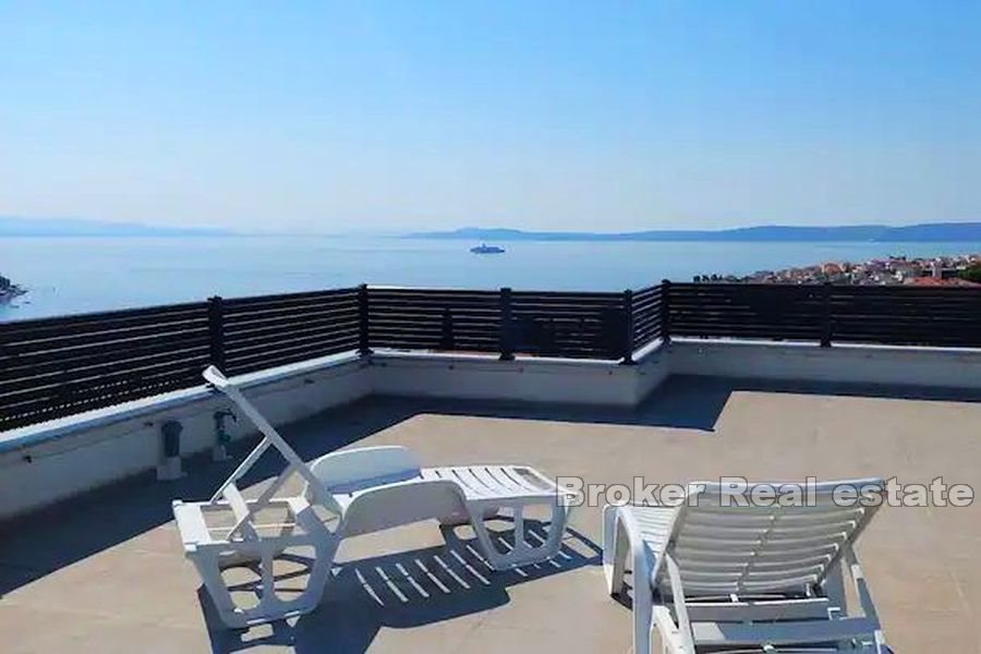 Appartamento con terrazza sul tetto e vista mare