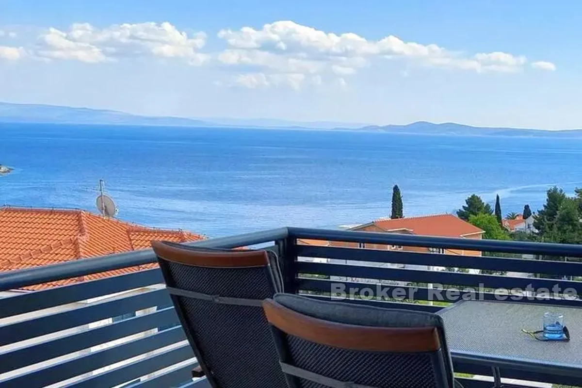 Appartamento con terrazza sul tetto e vista mare