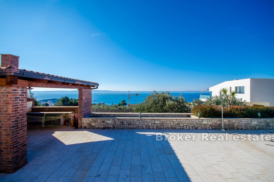 Villa in pietra con vista sul mare aperto