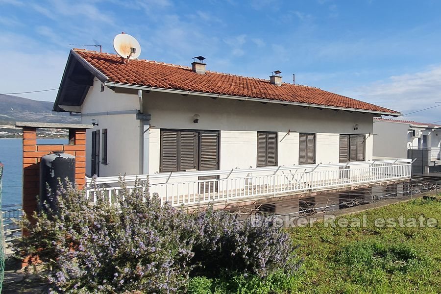 Edificio residenziale e commerciale prima fila al mare