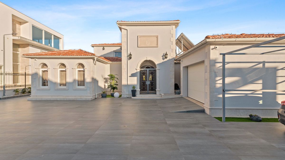 Una villa unica in prima fila sul mare