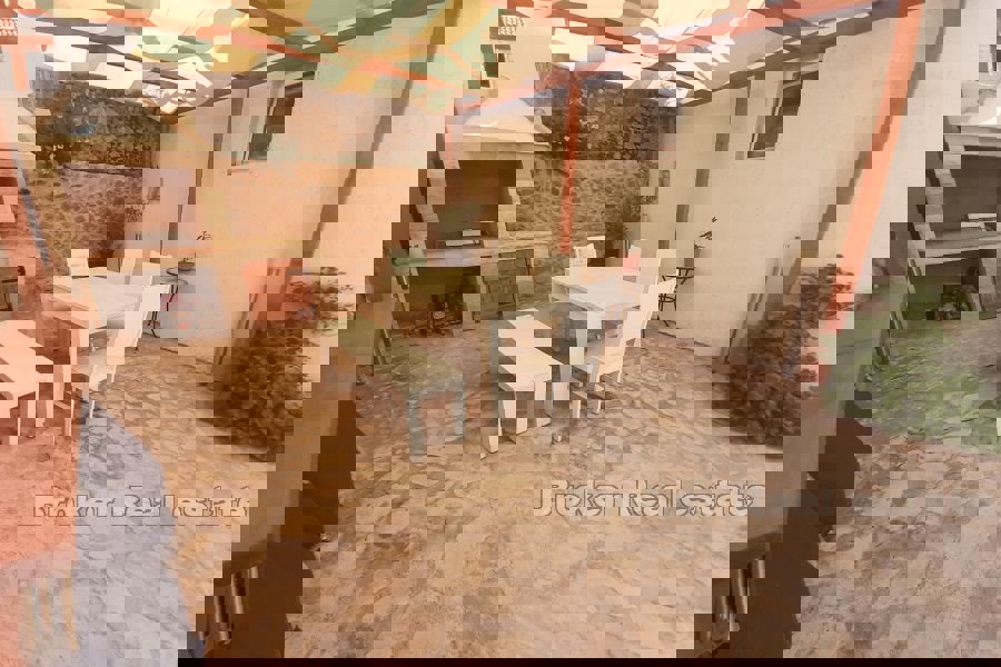 Casa in pietra ristrutturata con piscina