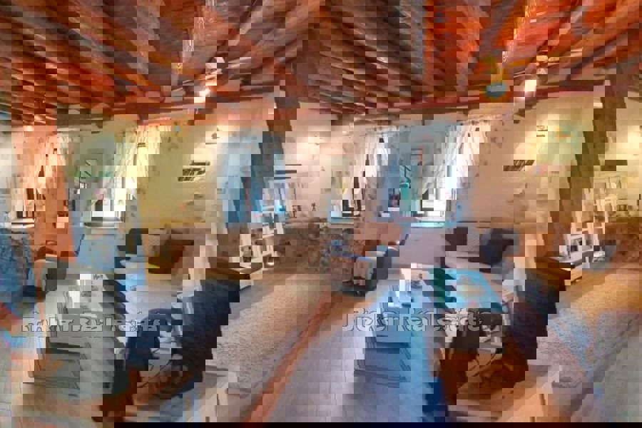 Casa in pietra ristrutturata con piscina