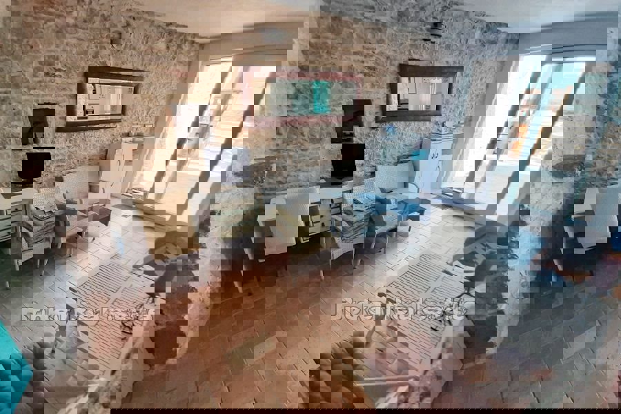 Casa in pietra ristrutturata con piscina